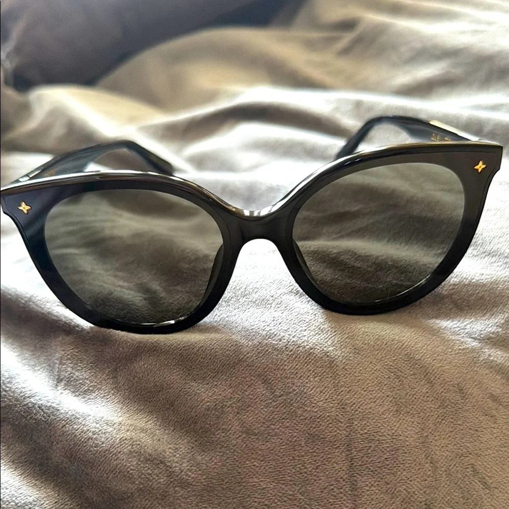 Black Cat-Eye Sunglasses - Classic Women's Shades
